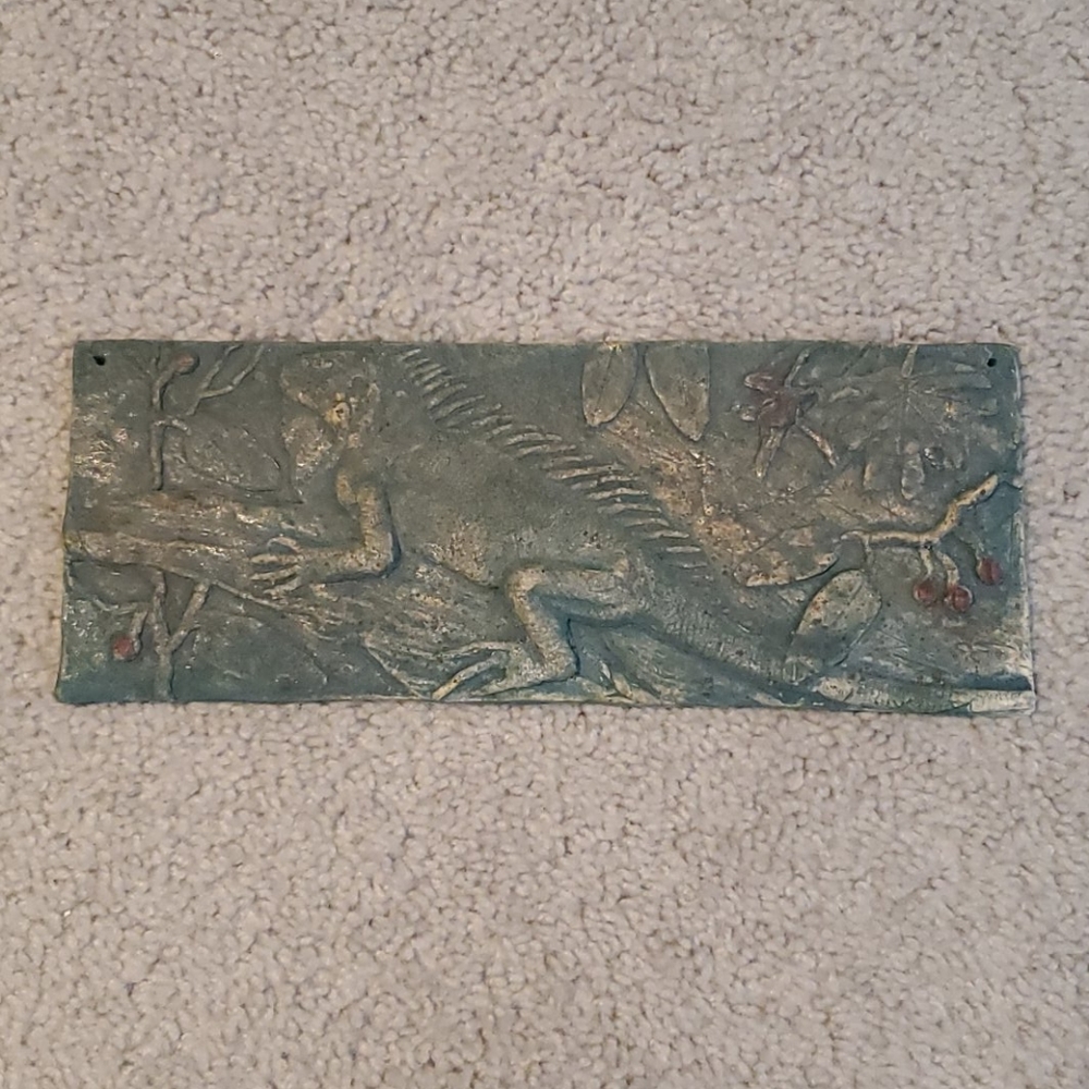 Iguana ceramic piece